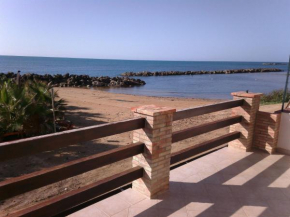 Гостиница Casa sulla spiaggia  Пальма-Ди-Монтекьяро